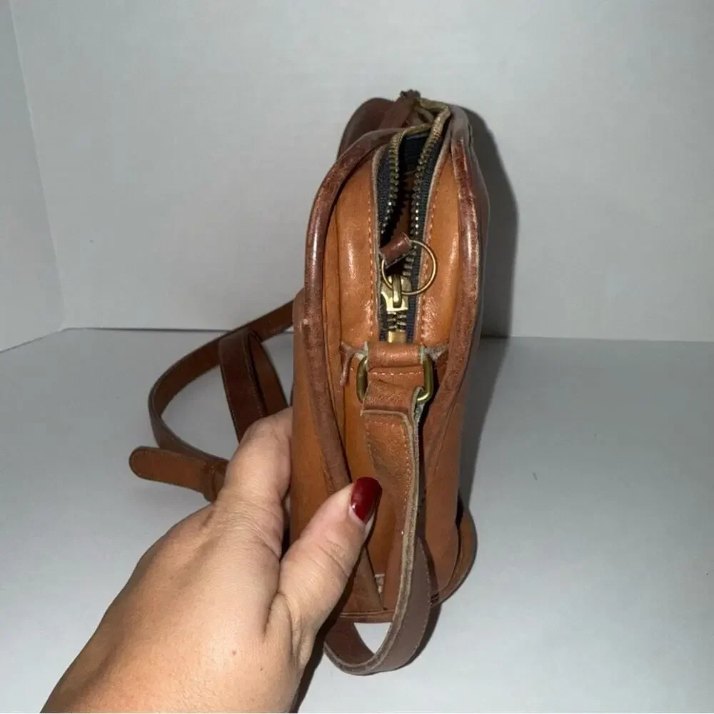 VINTAGE COACH classic brown, leather, brass hardware, designer Crossbody bag